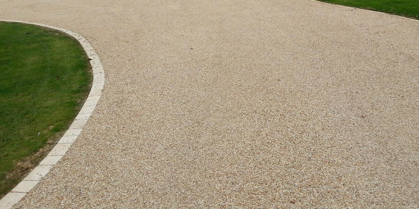 Nous assurons la pose de béton désactivé, un revêtement durable et esthétique, idéal pour valoriser vos espaces extérieurs.